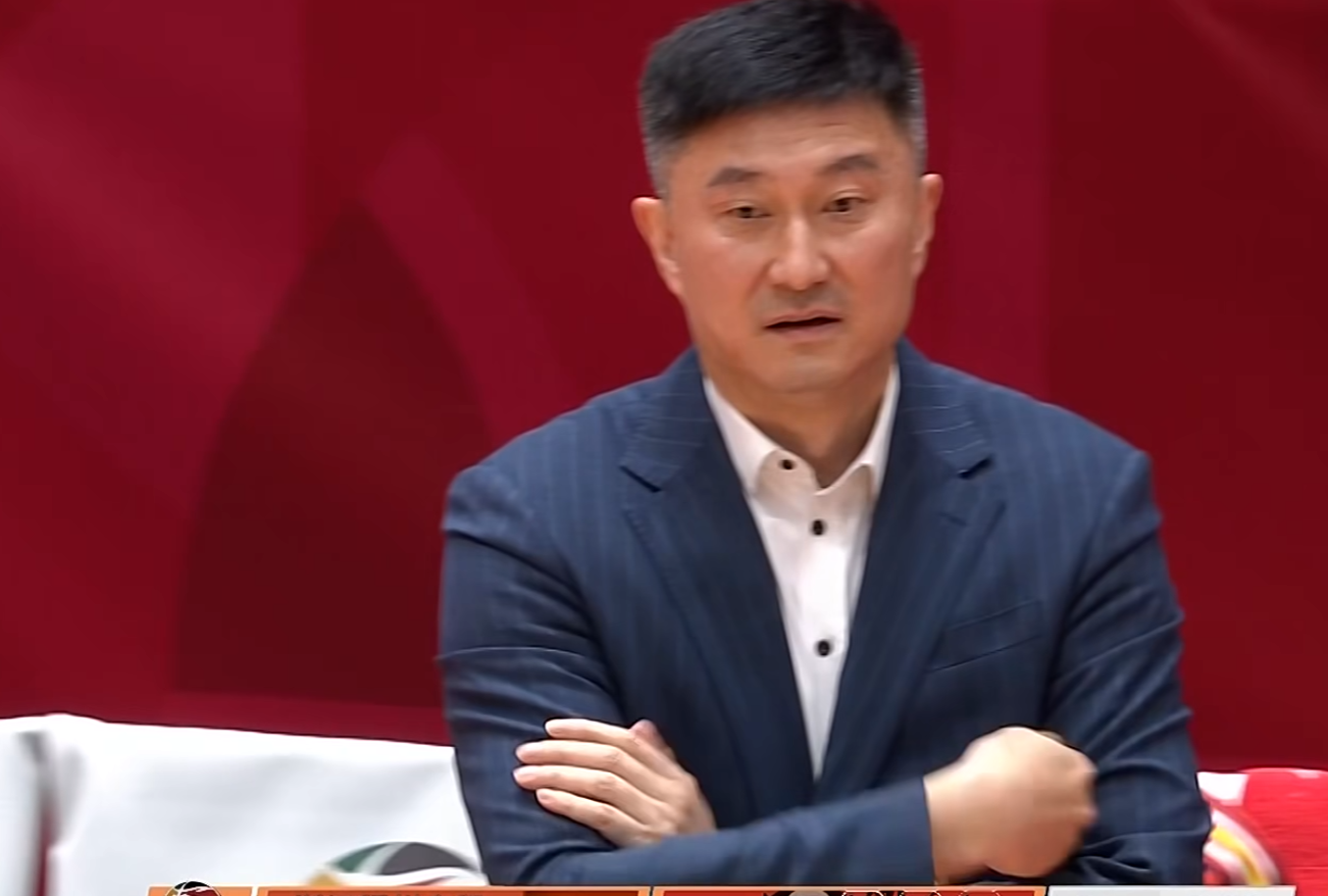 传世直播-CBA惨案！广东狂输上海40分，杜锋被钉耻辱柱，徐杰胡明轩16中1