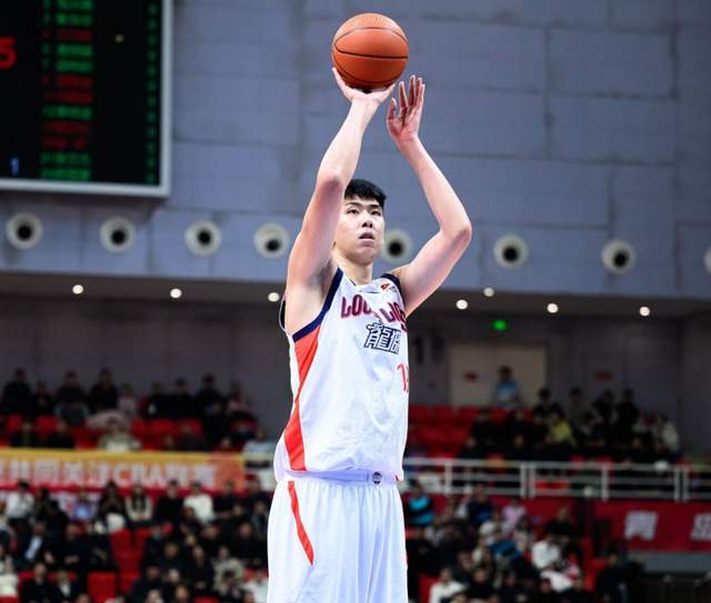 法甲直播-10投狂砍21分11板4帽！这才是CBA顶级大中锋，广州靠他冲击季后赛